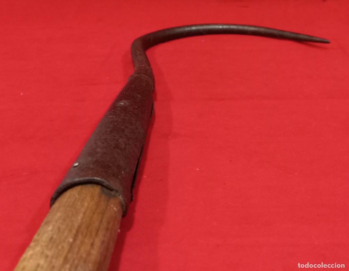 Antig&uuml;edades: GRAN GARFIO DE FORJA CON MANGO DE MADERA - Foto 3