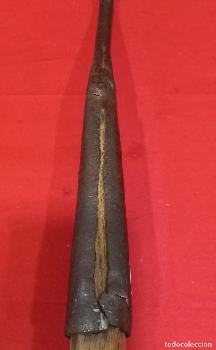 Antig&uuml;edades: GRAN GARFIO DE FORJA CON MANGO DE MADERA - Foto 5