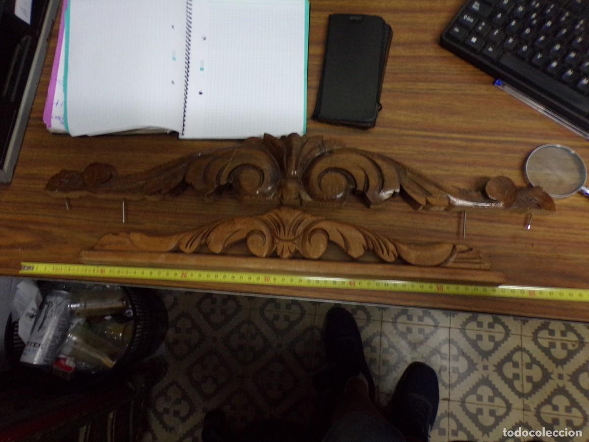 Antig&uuml;edades: dos copetes talla de madera de mueble - Foto 1