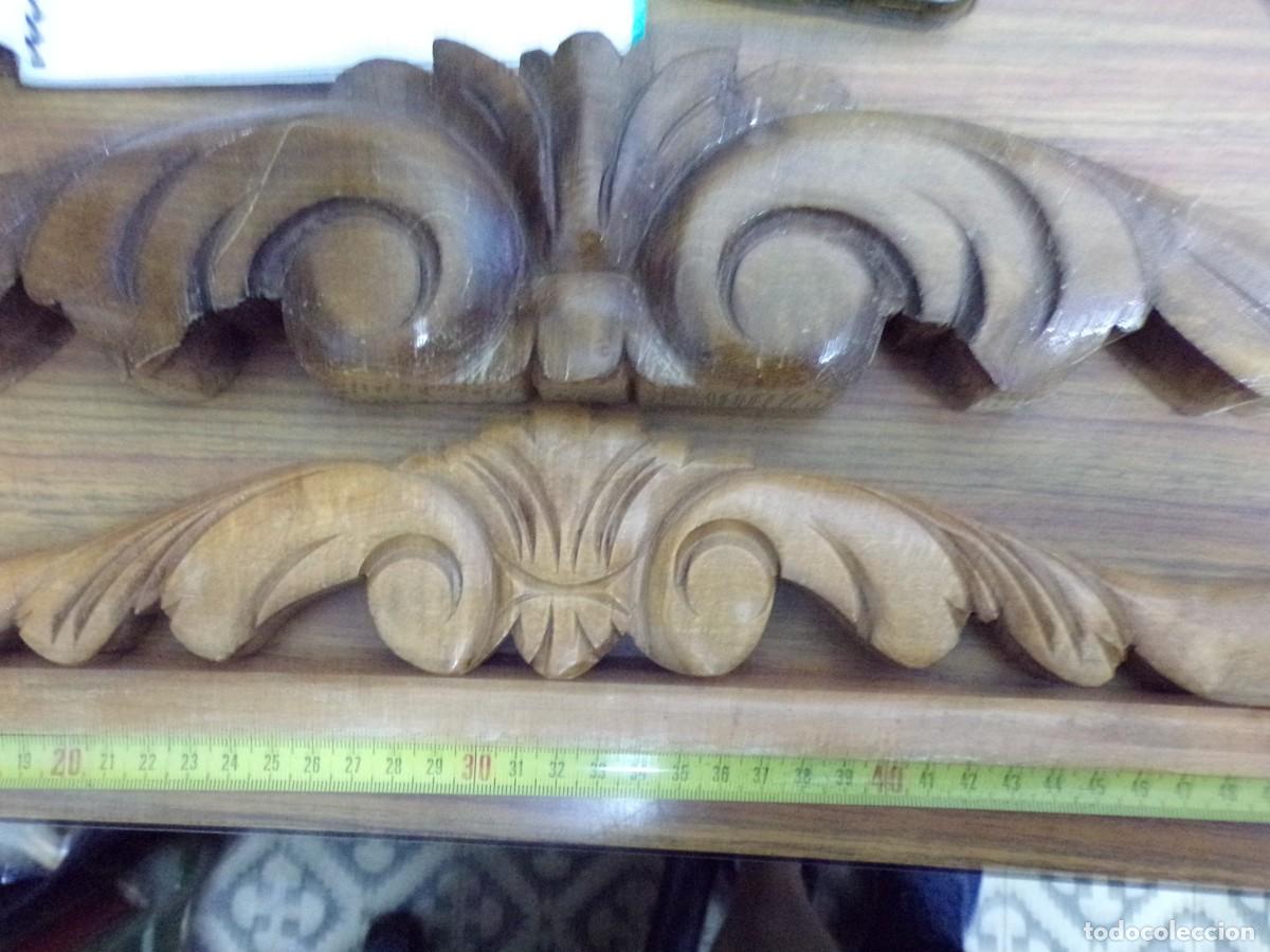 Antig&uuml;edades: dos copetes talla de madera de mueble - Foto 2