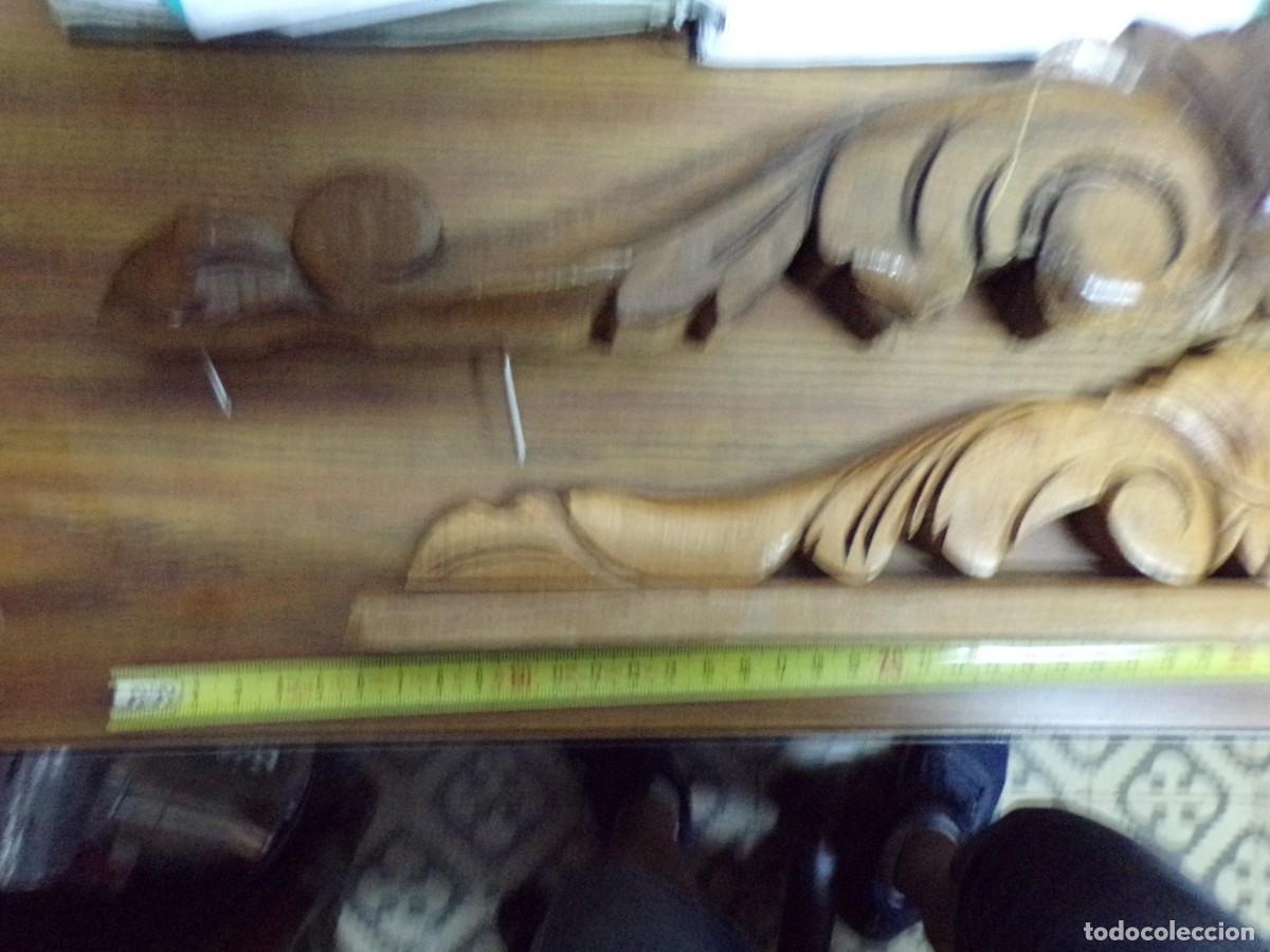 Antig&uuml;edades: dos copetes talla de madera de mueble - Foto 3