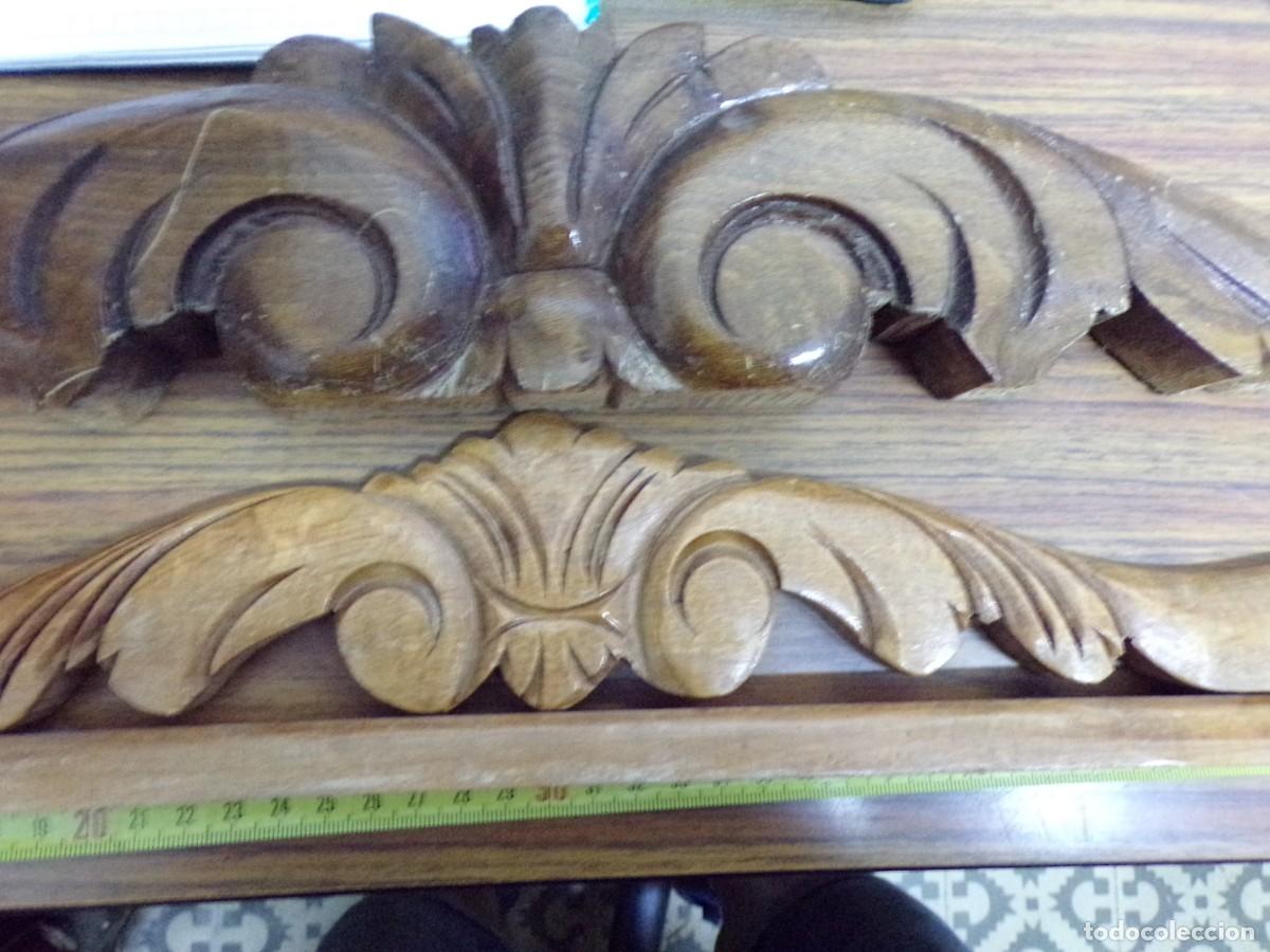 Antig&uuml;edades: dos copetes talla de madera de mueble - Foto 4