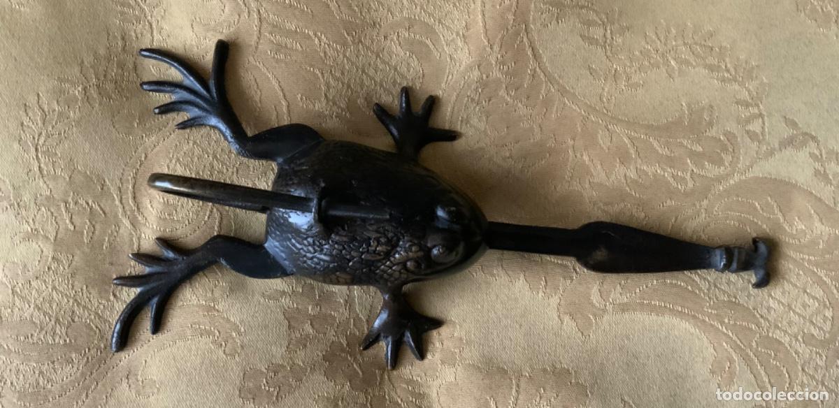 Antig&uuml;edades: ANTIGUO CANDADO BRONCE RANA - Foto 3