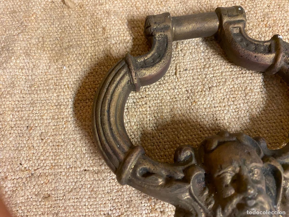 Antig&uuml;edades: aldaba picaporte de bronce imcompleta - Foto 3