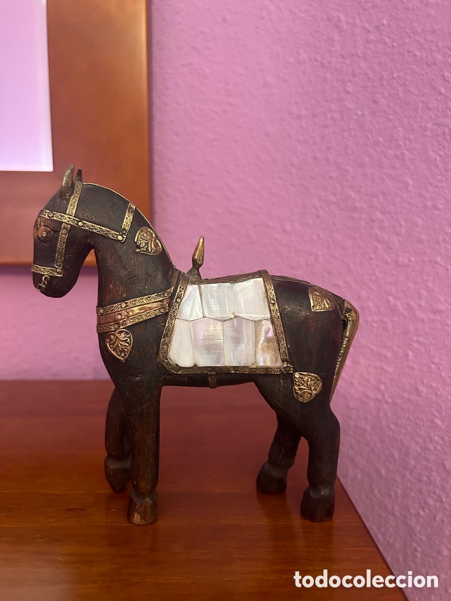 Antig&uuml;edades: Caballo tallado en madera - Foto 1