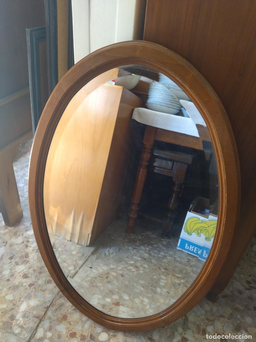 Antig&uuml;edades: Antiguo espejo oval de madera de roble y cristal biselado - Foto 1