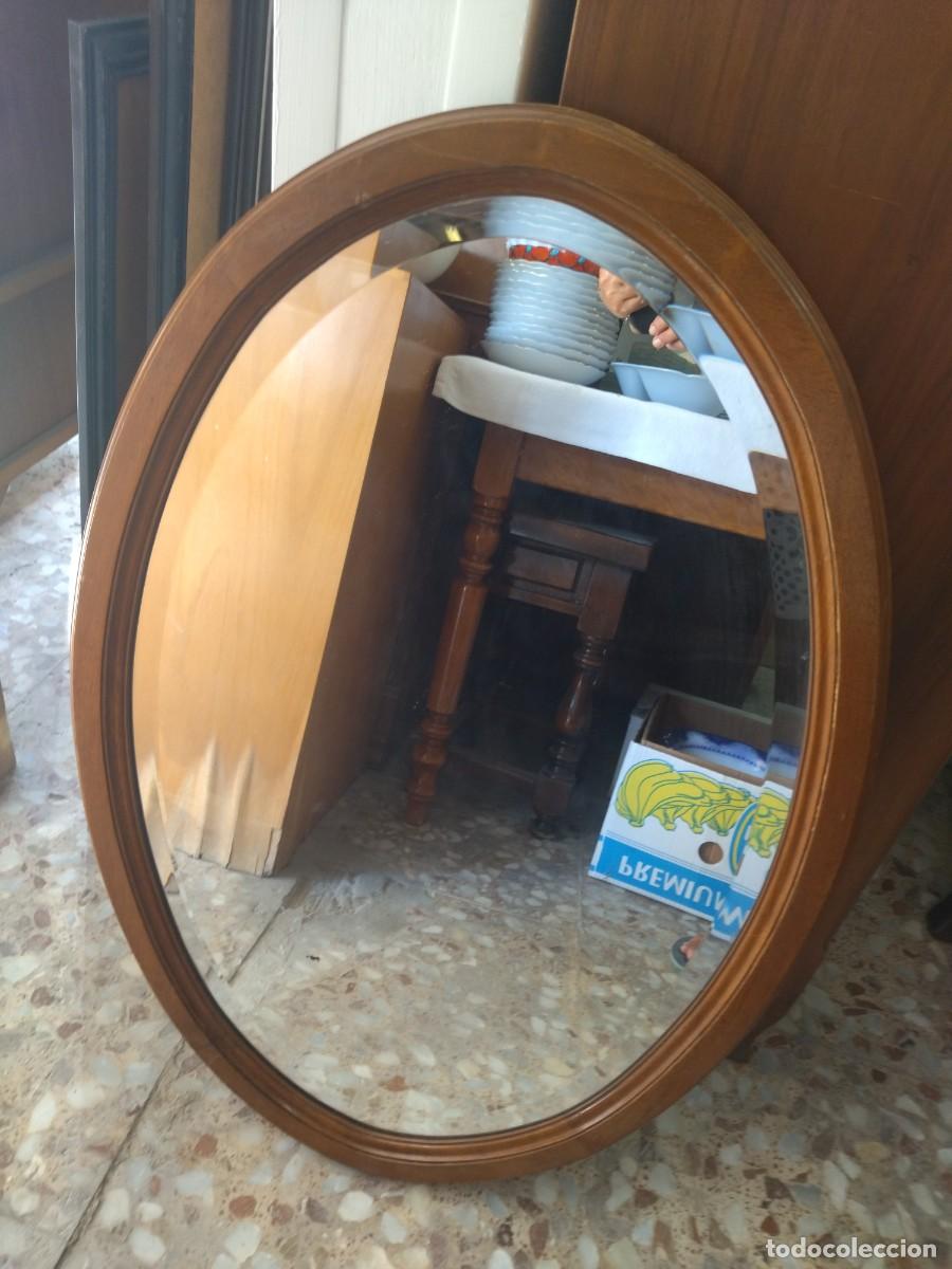 Antig&uuml;edades: Antiguo espejo oval de madera de roble y cristal biselado - Foto 2