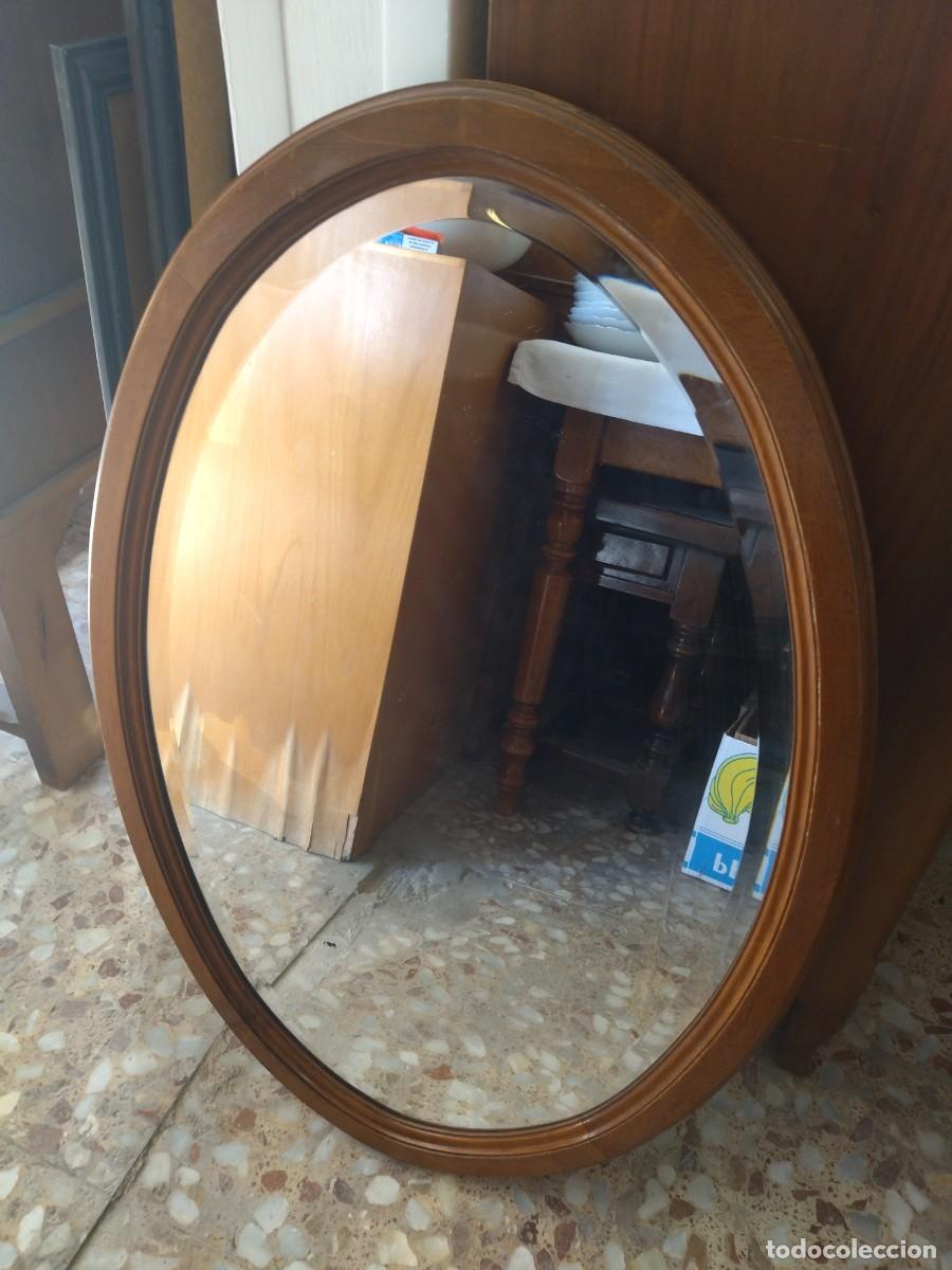 Antig&uuml;edades: Antiguo espejo oval de madera de roble y cristal biselado - Foto 3
