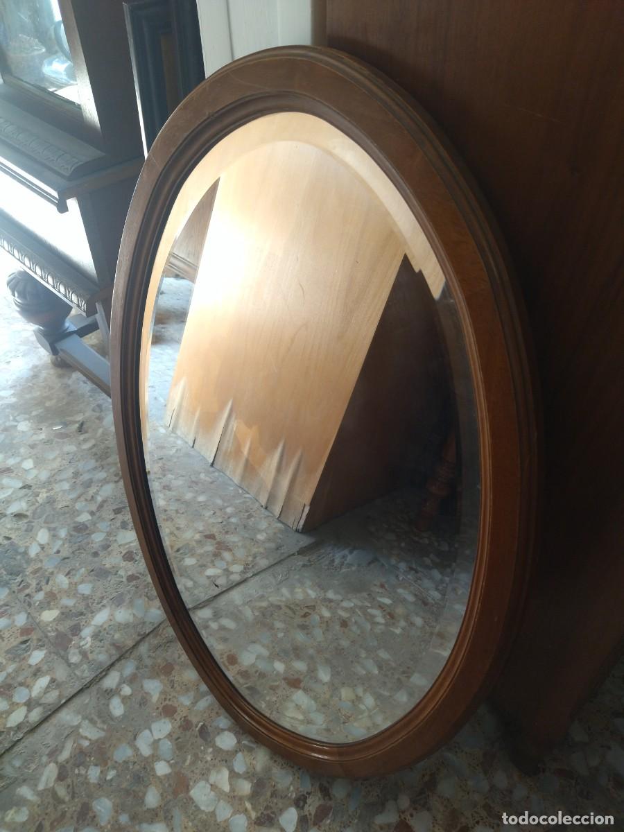 Antig&uuml;edades: Antiguo espejo oval de madera de roble y cristal biselado - Foto 4