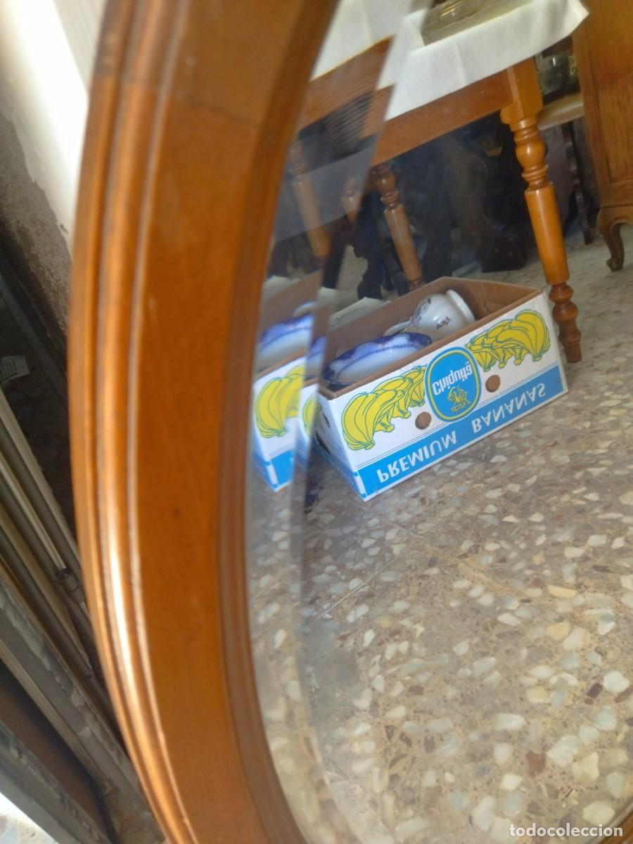 Antig&uuml;edades: Antiguo espejo oval de madera de roble y cristal biselado - Foto 10