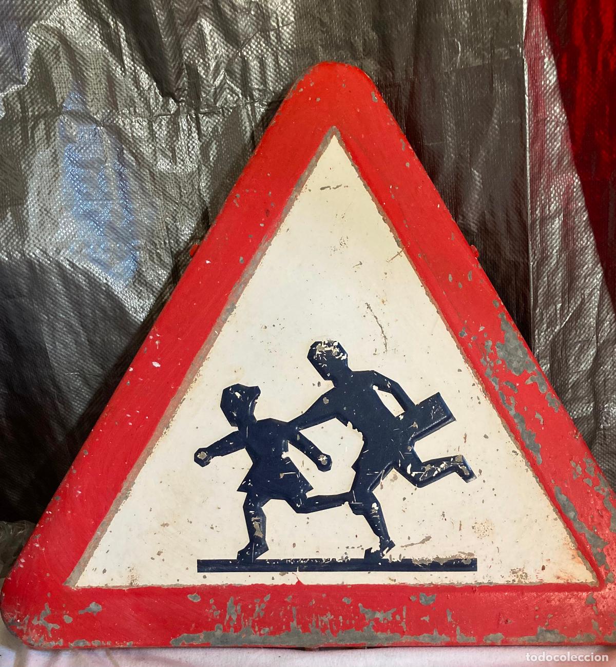 Antig&uuml;edades: Seńal de tr&aacute;fico triangular peligro nińos zona escolar mide 63 cms lado marcada API
