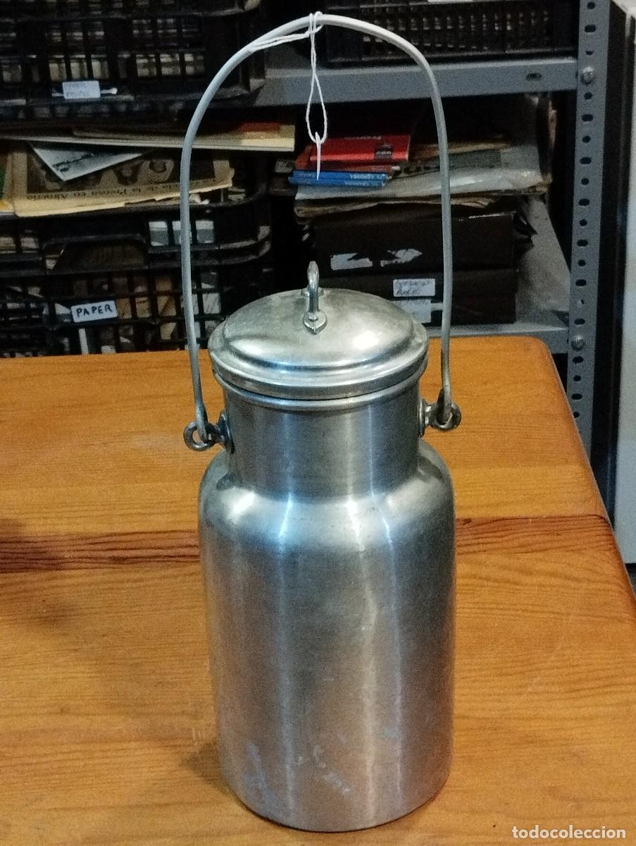 Antig&uuml;edades: LECHERA DE ALUMINIO CON TAPA Y ALAS. - Foto 2