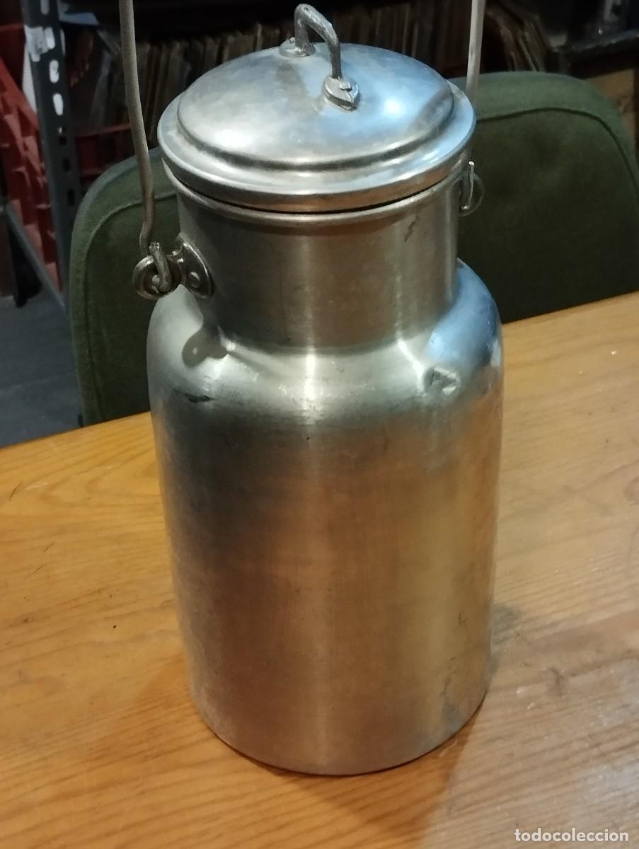 Antig&uuml;edades: LECHERA DE ALUMINIO CON TAPA Y ALAS. - Foto 3