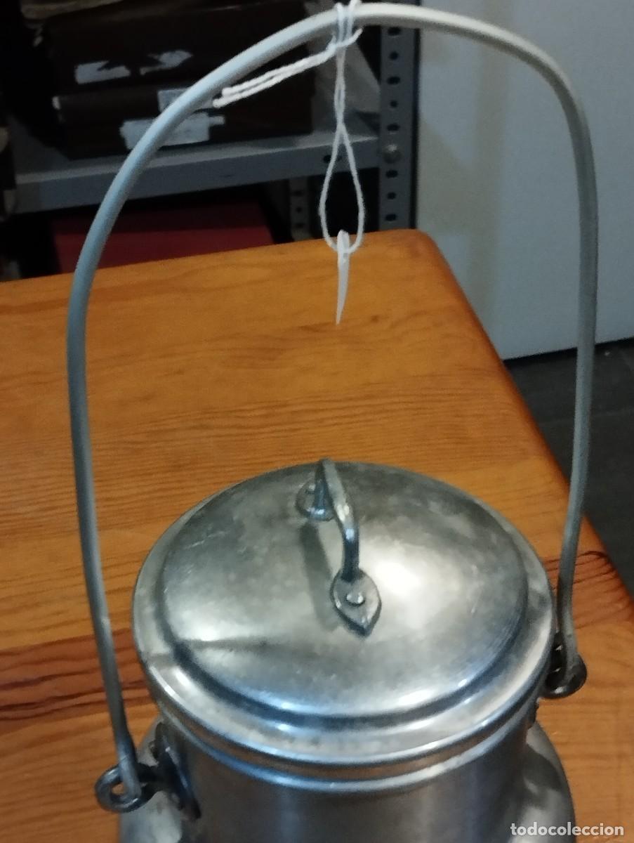 Antig&uuml;edades: LECHERA DE ALUMINIO CON TAPA Y ALAS. - Foto 6