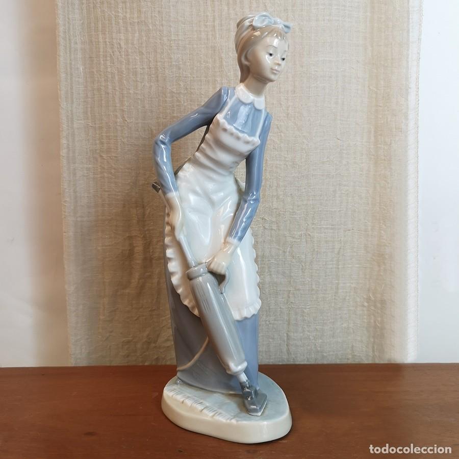 Antig&uuml;edades: Doncella de Porcelana Nao - Foto 1