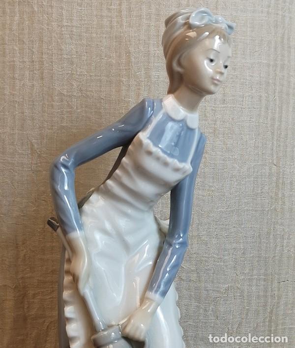 Antig&uuml;edades: Doncella de Porcelana Nao - Foto 2