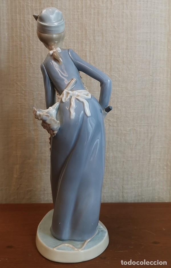 Antig&uuml;edades: Doncella de Porcelana Nao - Foto 4