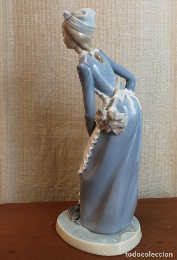 Antig&uuml;edades: Doncella de Porcelana Nao - Foto 6