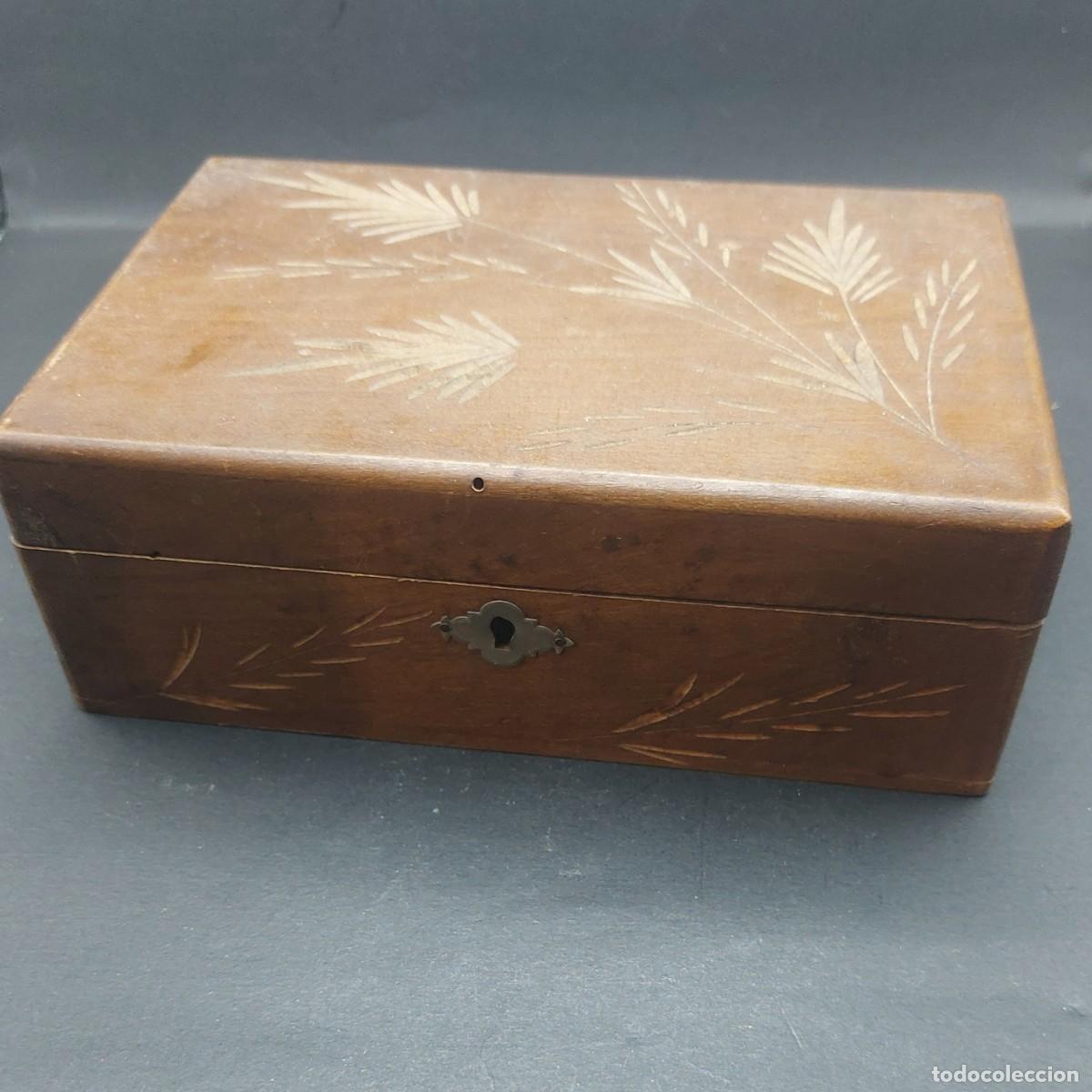 Antig&uuml;edades: CAJA DE MADERA TALLADA CON ESPEJO - Foto 1