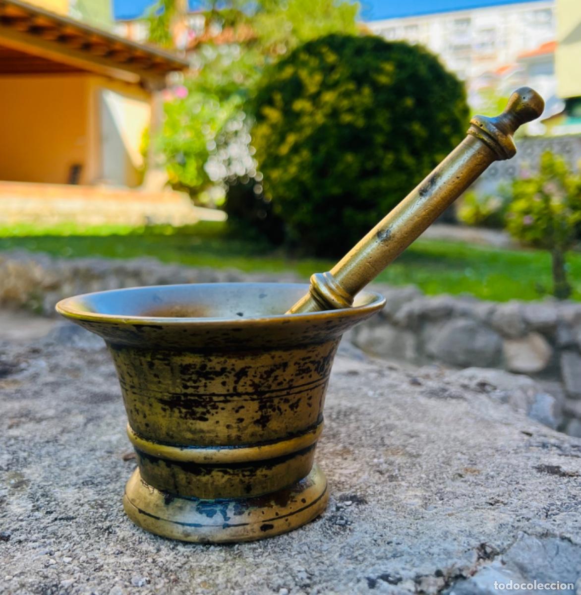 Antig&uuml;edades: Antiguo almirez o mortero de bronce con su mano - Foto 1