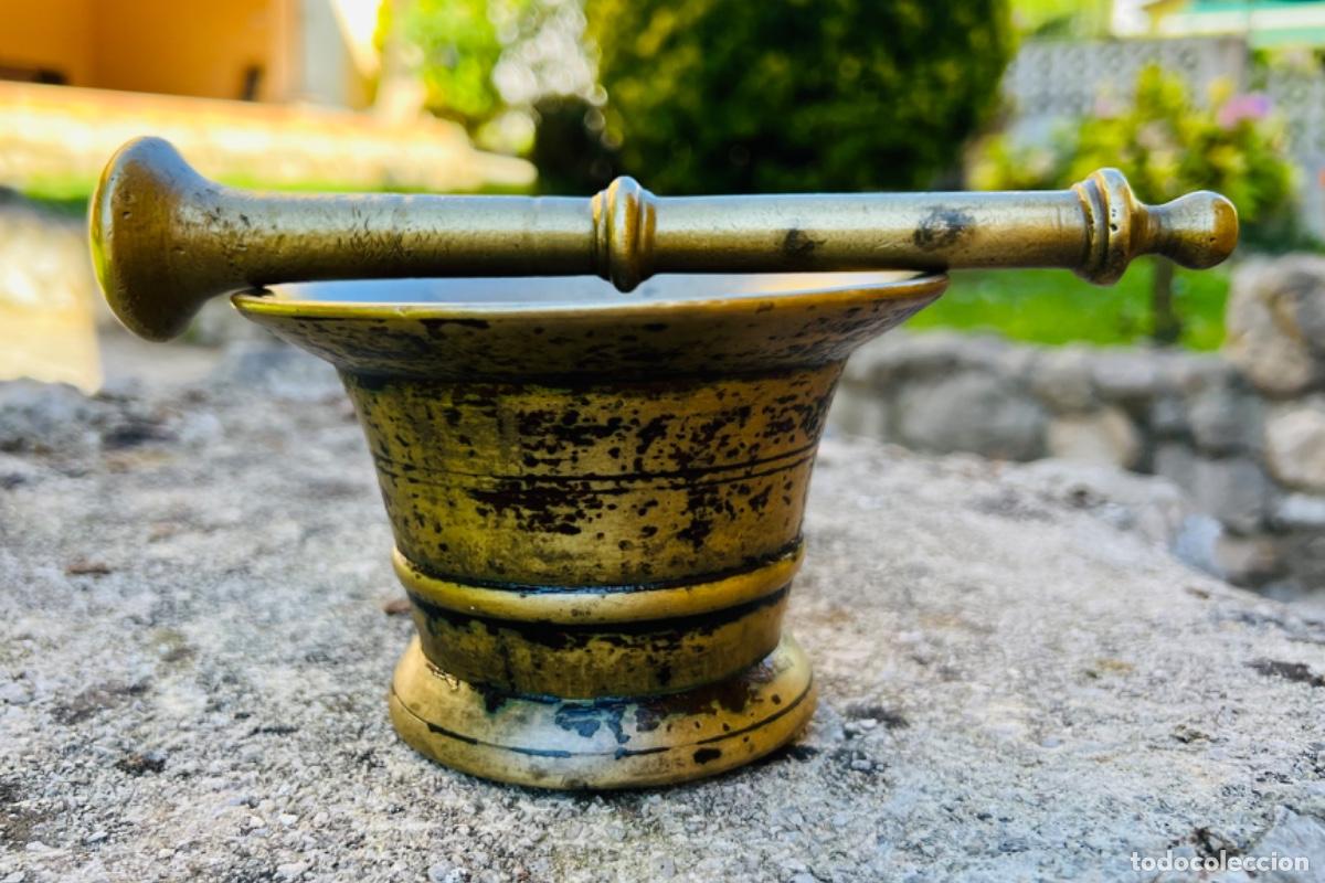 Antig&uuml;edades: Antiguo almirez o mortero de bronce con su mano - Foto 2