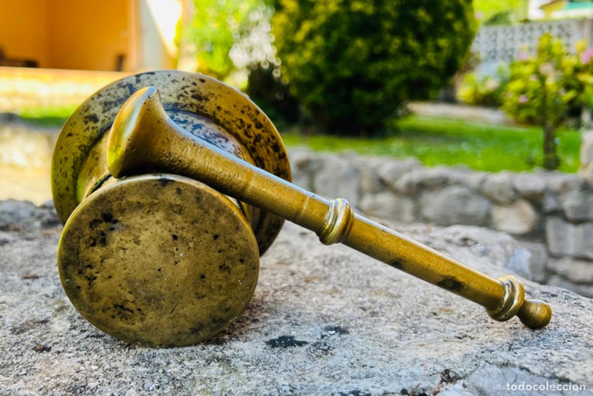 Antig&uuml;edades: Antiguo almirez o mortero de bronce con su mano - Foto 3