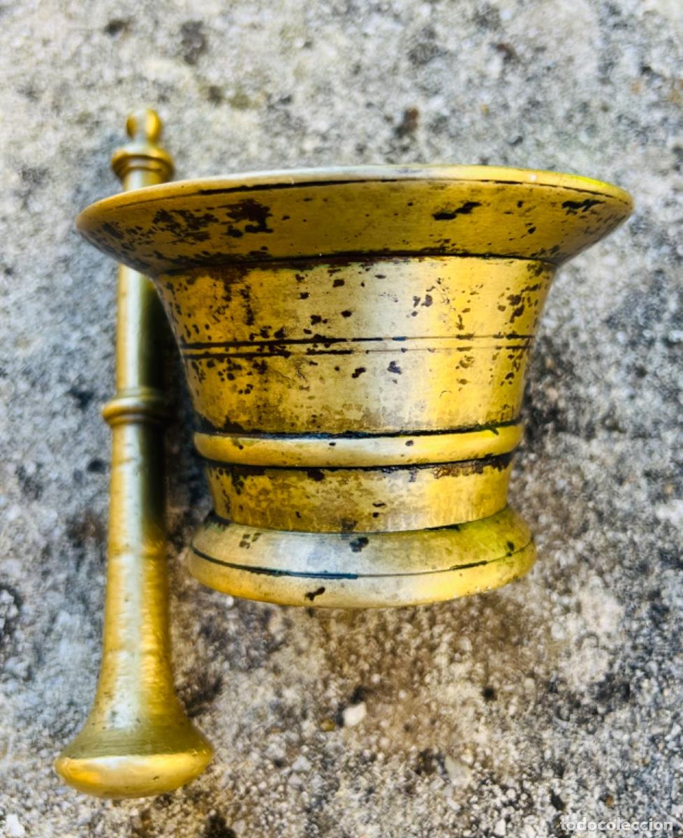 Antig&uuml;edades: Antiguo almirez o mortero de bronce con su mano - Foto 4