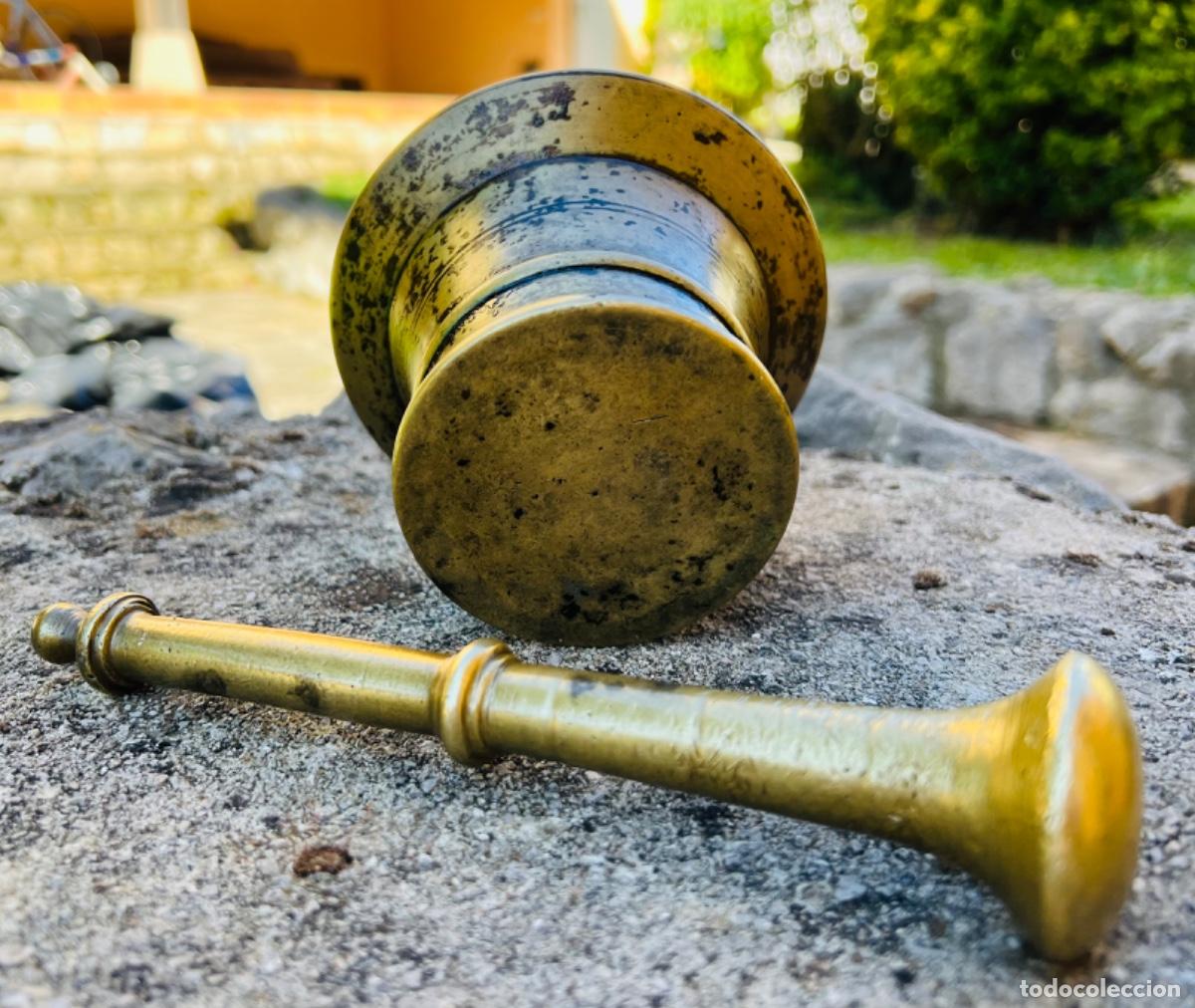 Antig&uuml;edades: Antiguo almirez o mortero de bronce con su mano - Foto 6