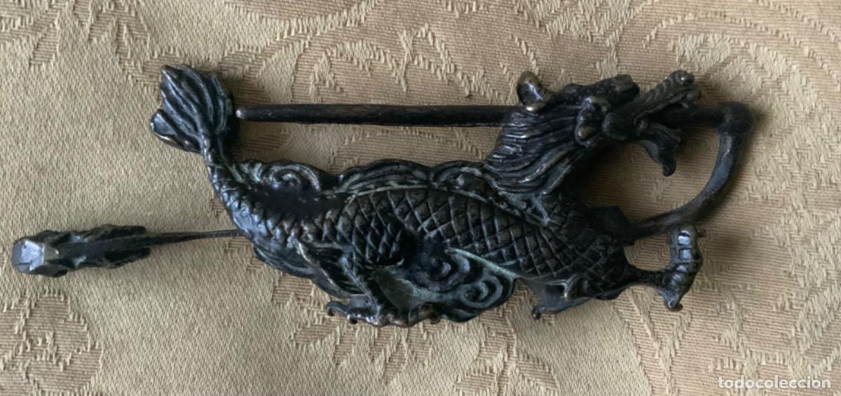 Antig&uuml;edades: CANDADO DE HORQUILLA DRAG&Oacute;N DE BRONCE - Foto 1