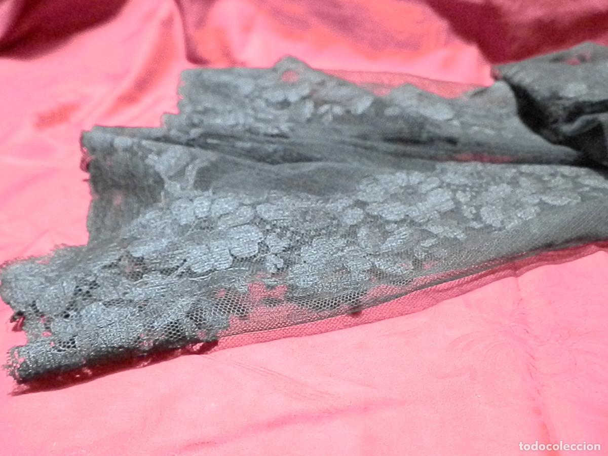 Antig&uuml;edades: ANTIGUA MANTILLA RECTANGULAR BORDADA EN TUL , 150X65 CM - Foto 1