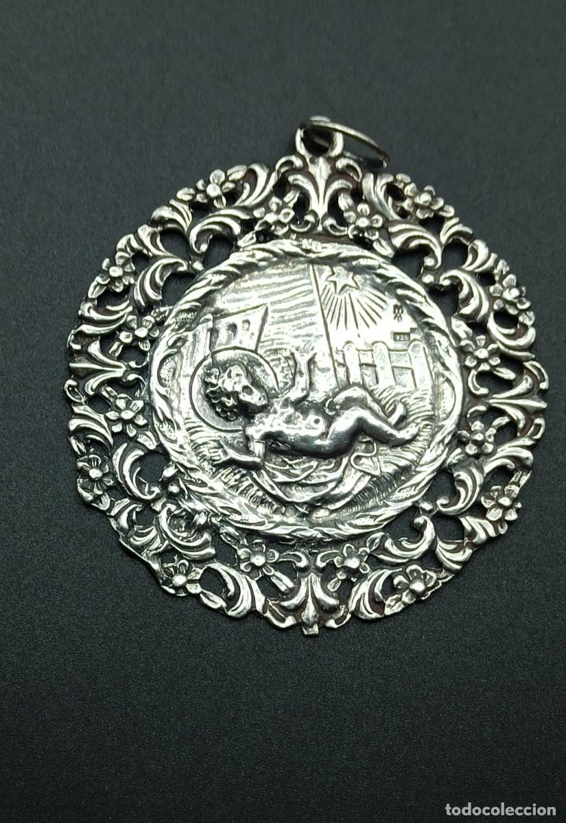 Antig&uuml;edades: Medalla de Cuna en plata - Foto 1