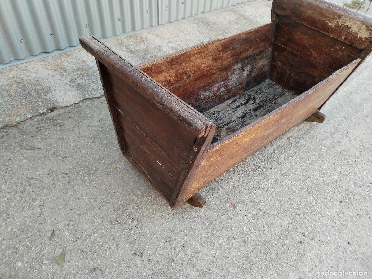 Antig&uuml;edades: cuna de madera antigua - Foto 3