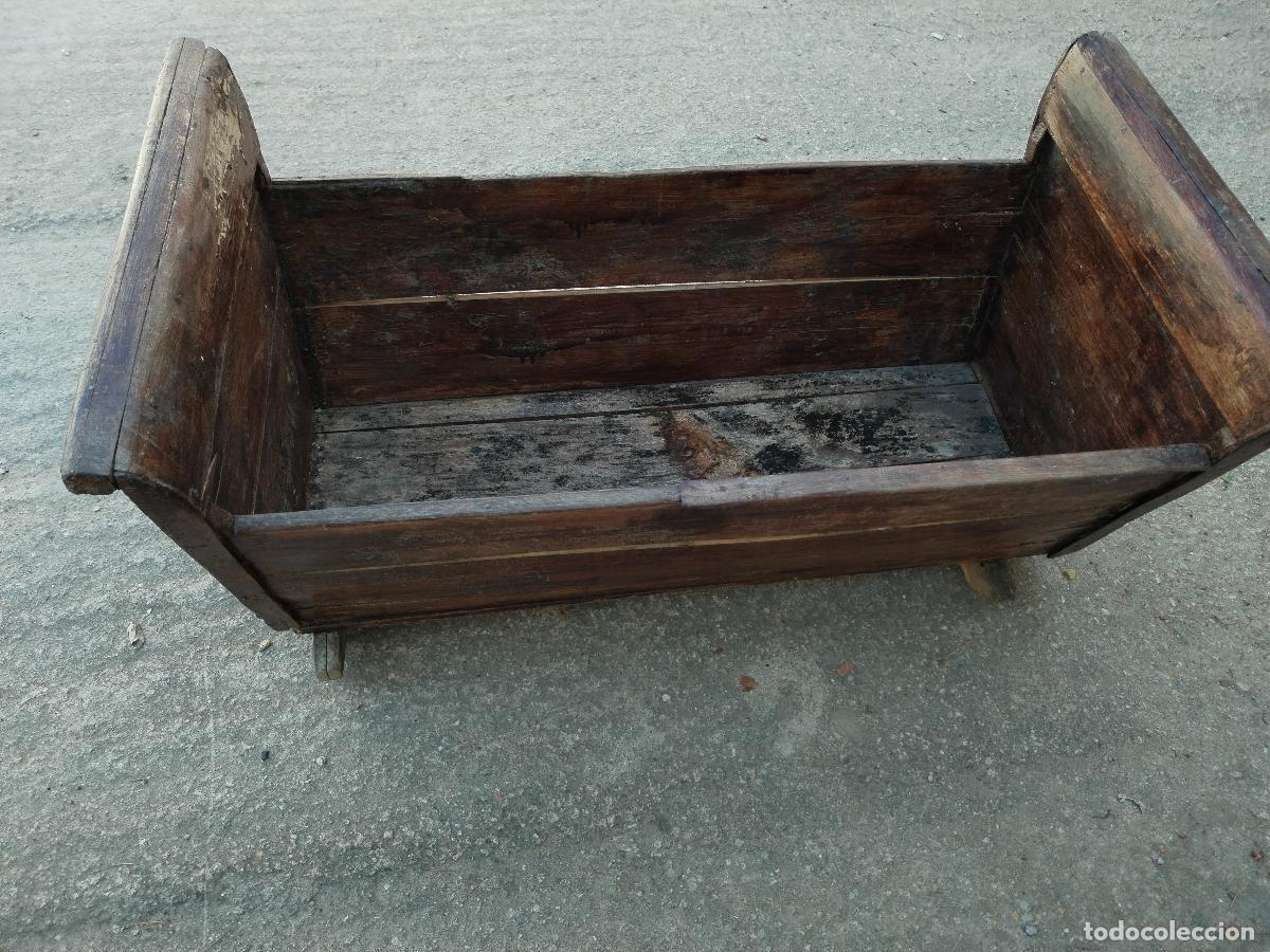 Antig&uuml;edades: cuna de madera antigua - Foto 4