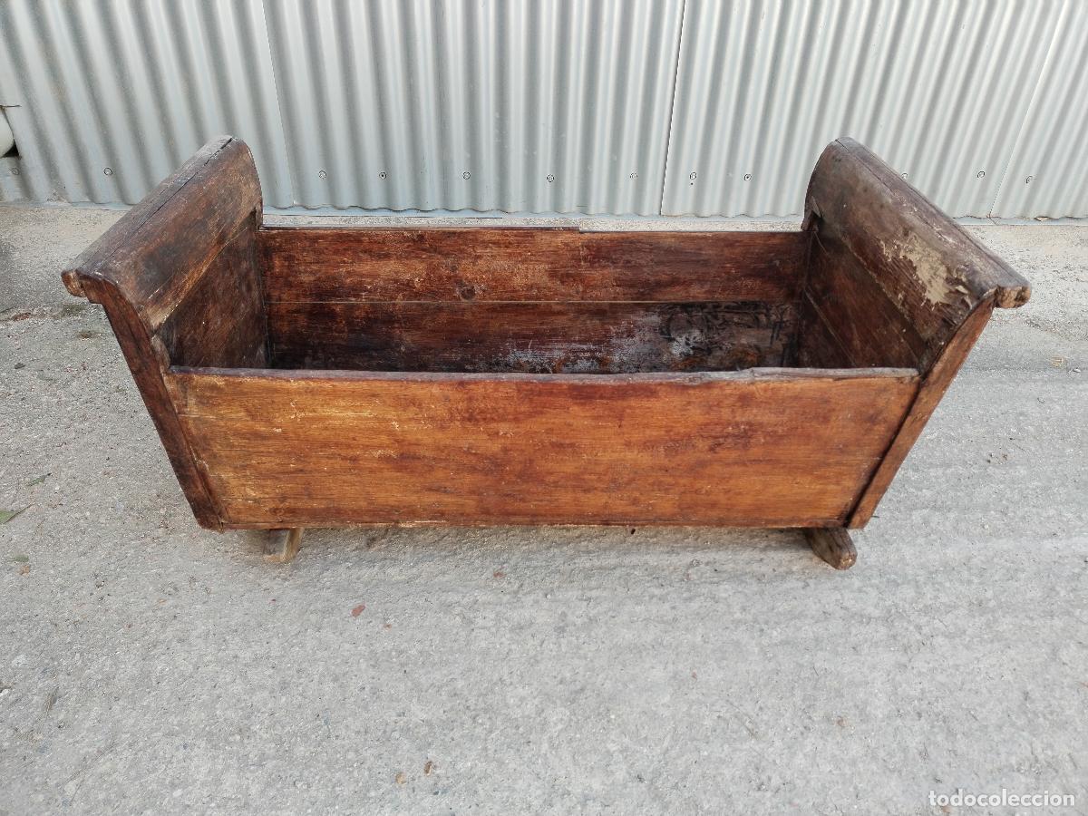 Antig&uuml;edades: cuna de madera antigua - Foto 7