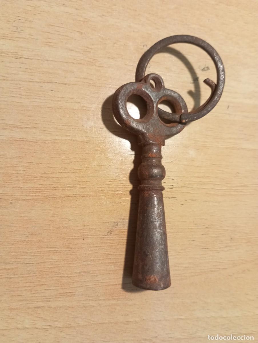 Antig&uuml;edades: Antigua llave de hierro para reloj tri&aacute;ngulo mide 7 cms - Foto 1