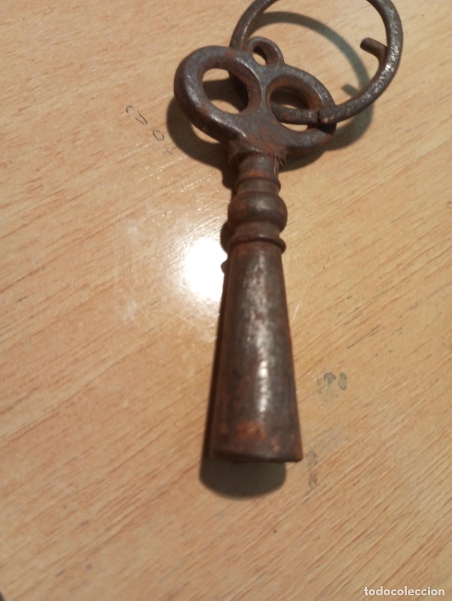 Antig&uuml;edades: Antigua llave de hierro para reloj tri&aacute;ngulo mide 7 cms - Foto 2