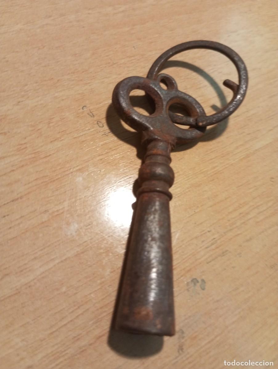 Antig&uuml;edades: Antigua llave de hierro para reloj tri&aacute;ngulo mide 7 cms - Foto 3