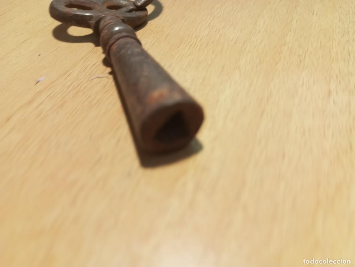 Antig&uuml;edades: Antigua llave de hierro para reloj tri&aacute;ngulo mide 7 cms - Foto 4