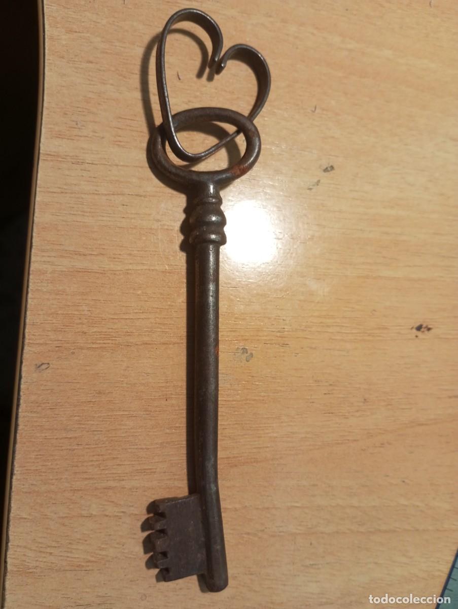 Antig&uuml;edades: Antigua llave de hierro mide 12 cm - Foto 1