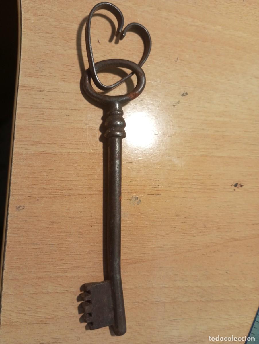 Antig&uuml;edades: Antigua llave de hierro mide 12 cm - Foto 2