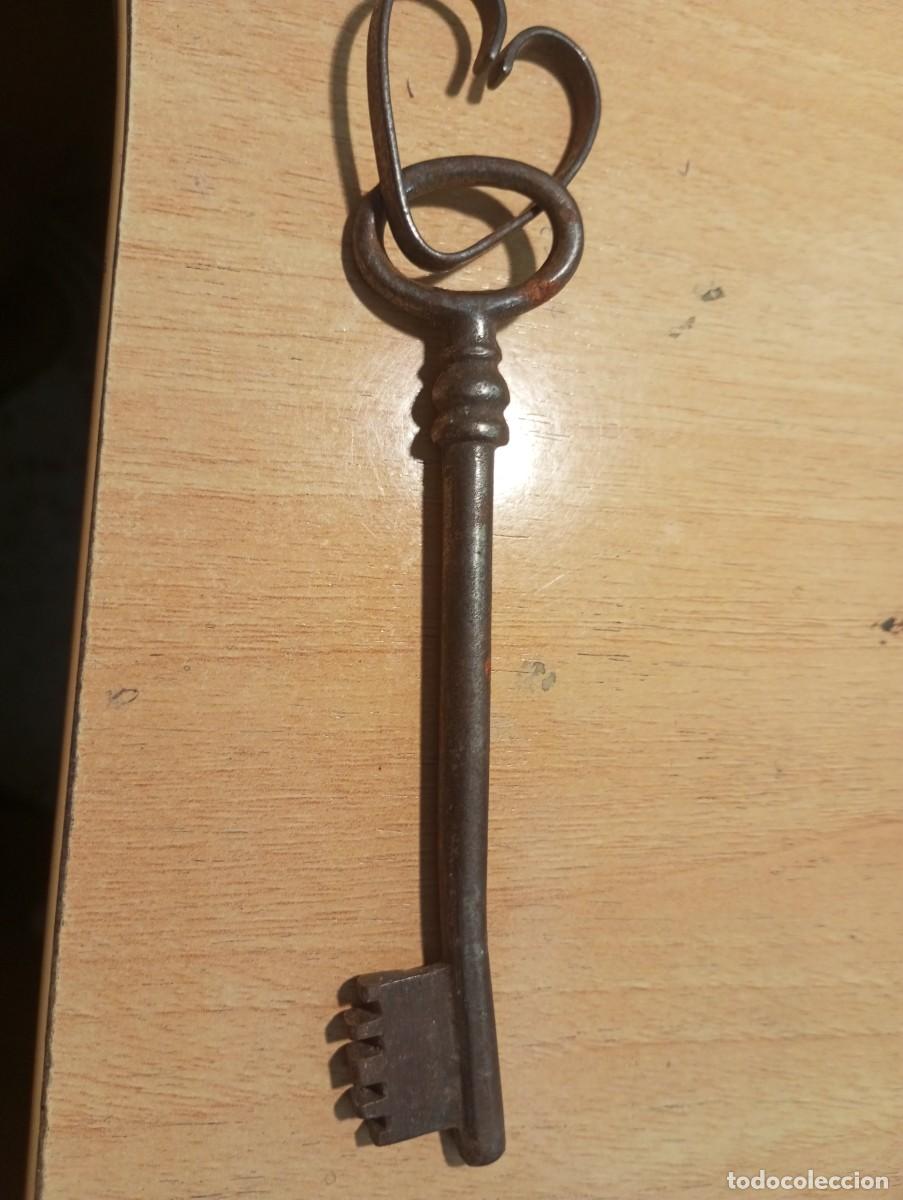 Antig&uuml;edades: Antigua llave de hierro mide 12 cm - Foto 3