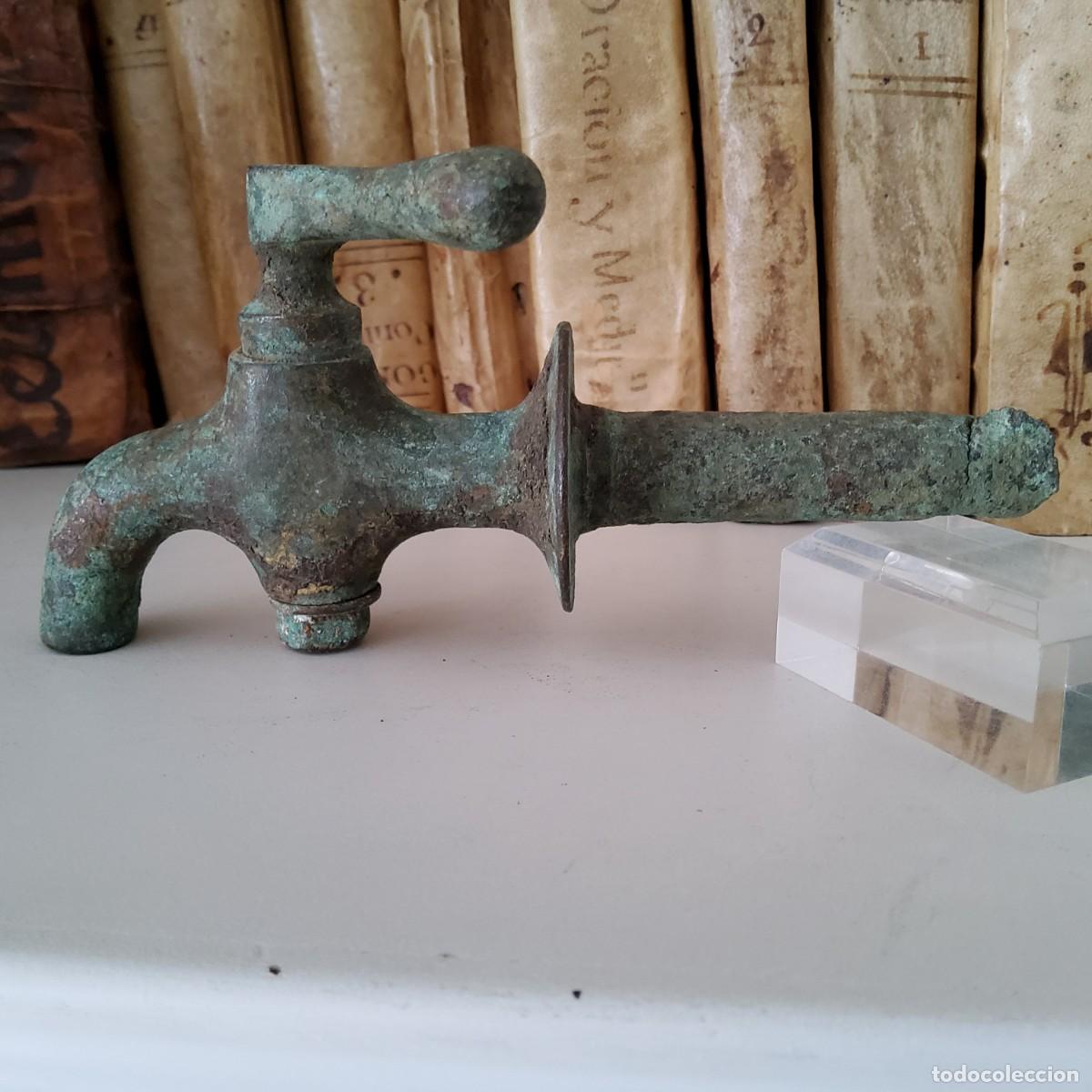 Antig&uuml;edades: ANTIGUO GRIFO DE BRONCE - Foto 2