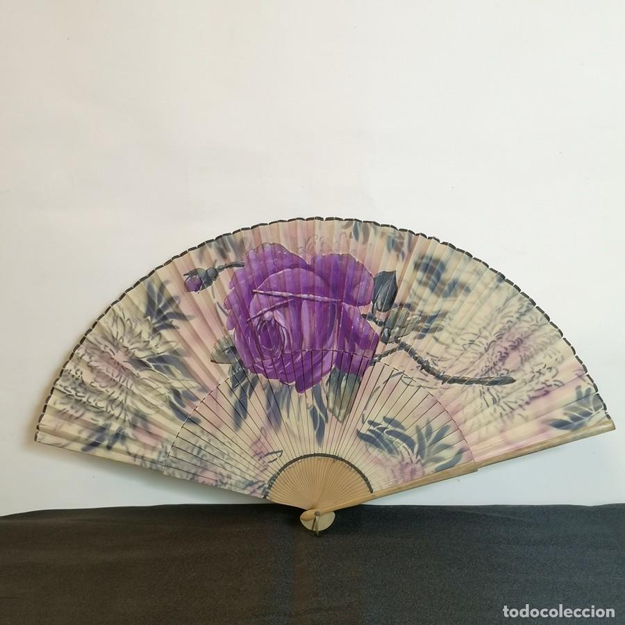 Antig&uuml;edades: Abanico de Madera y Papel con Flor - Foto 1