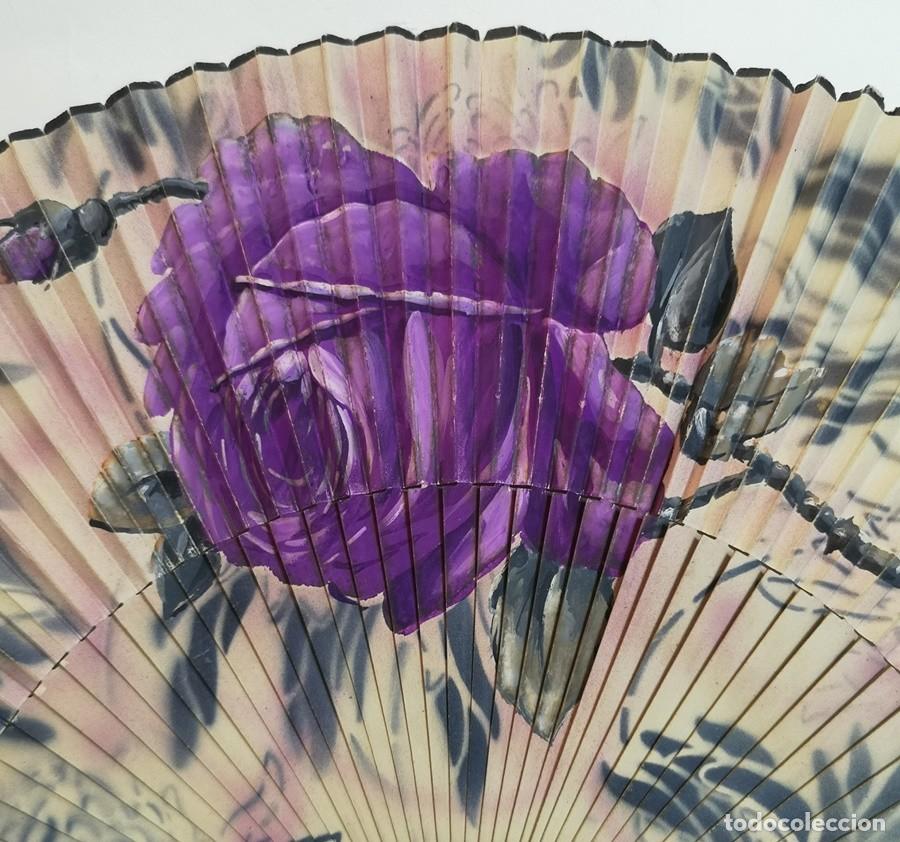 Antig&uuml;edades: Abanico de Madera y Papel con Flor - Foto 2