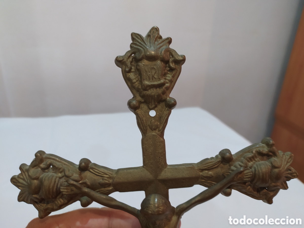 Antig&uuml;edades: Gran crucifijo de lat&oacute;n - Foto 2