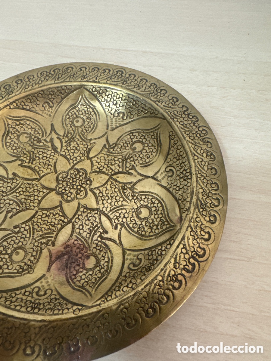 Antig&uuml;edades: PLATO DE LAT&Oacute;N DECORADO , PARA COLGAR - Foto 3