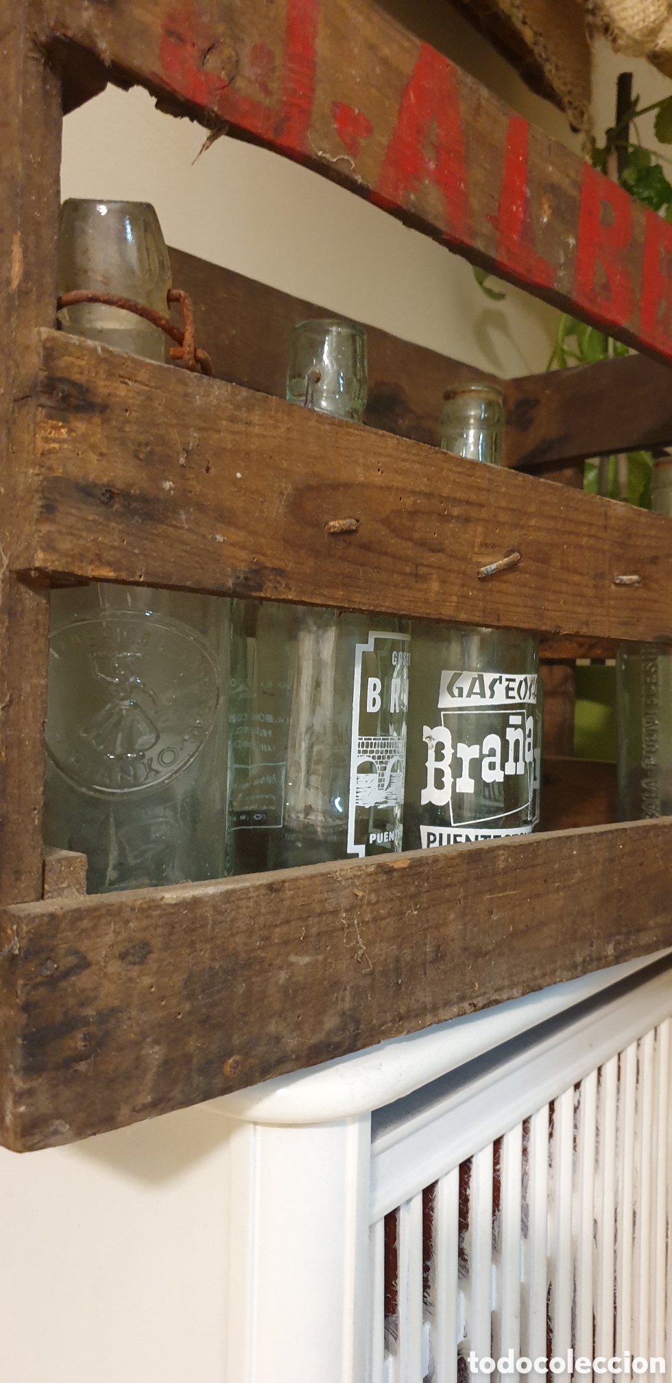 Antig&uuml;edades: Antigua caja de madera con botellas - Foto 2