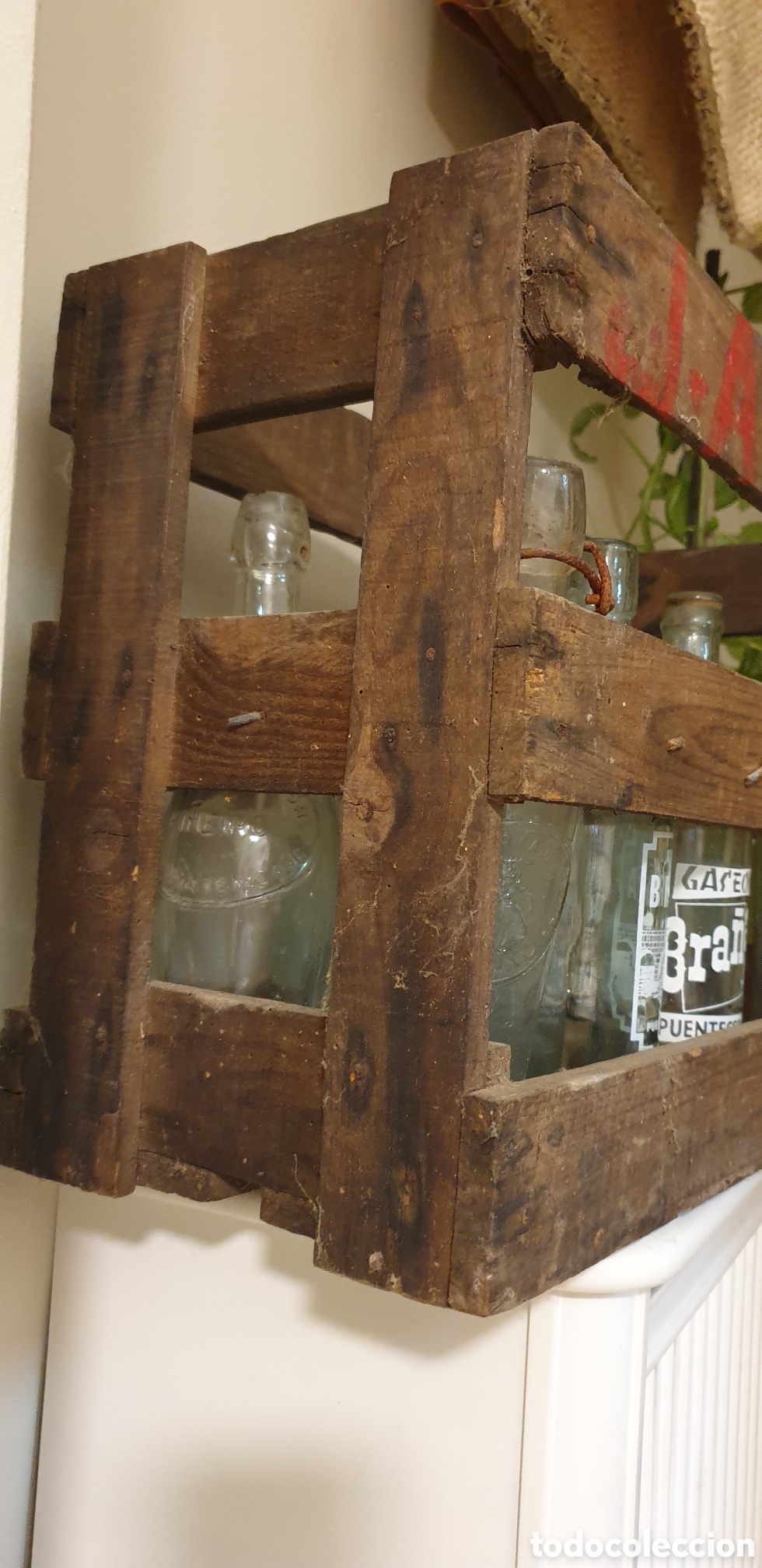 Antig&uuml;edades: Antigua caja de madera con botellas - Foto 3