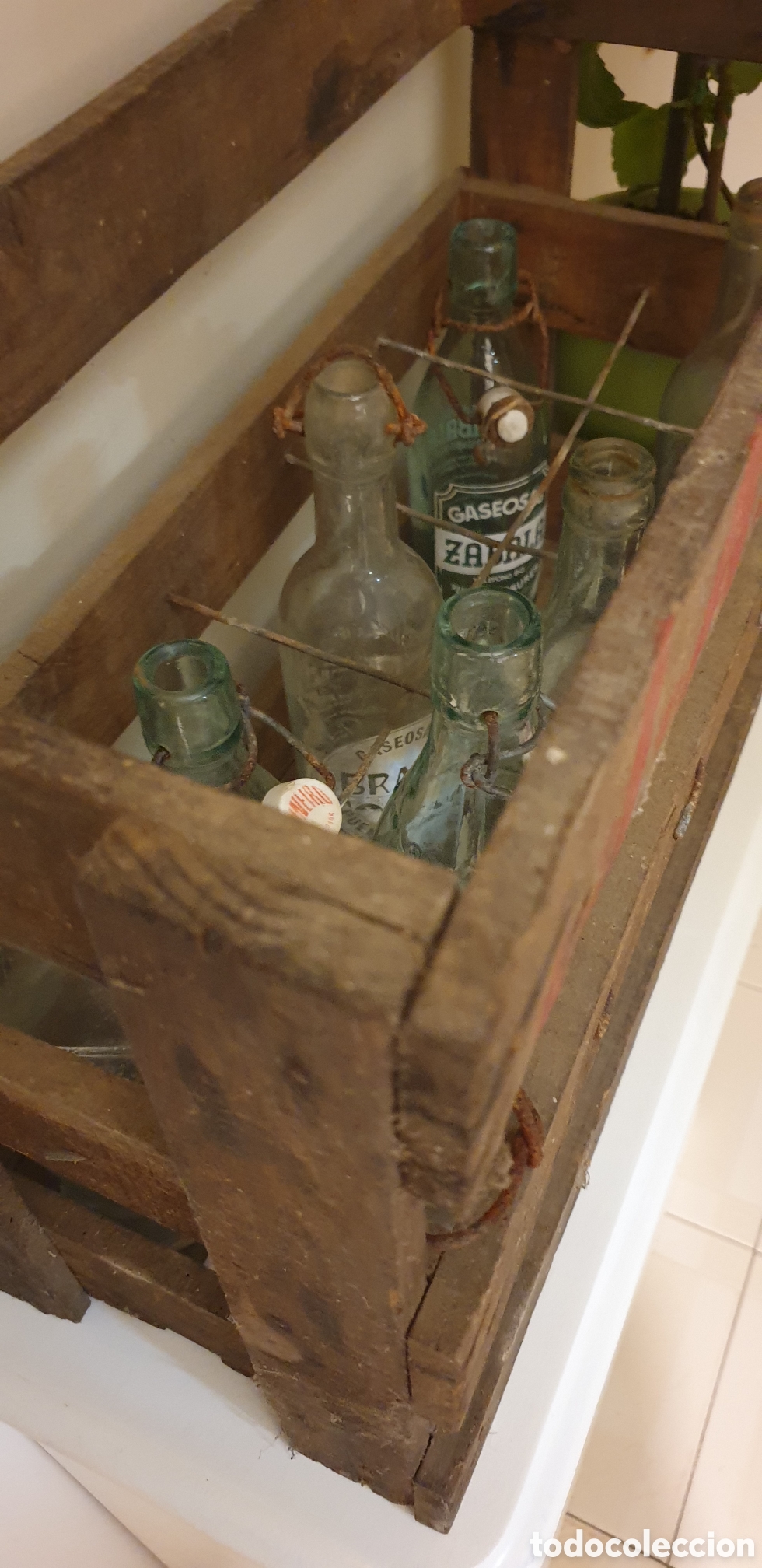 Antig&uuml;edades: Antigua caja de madera con botellas - Foto 4