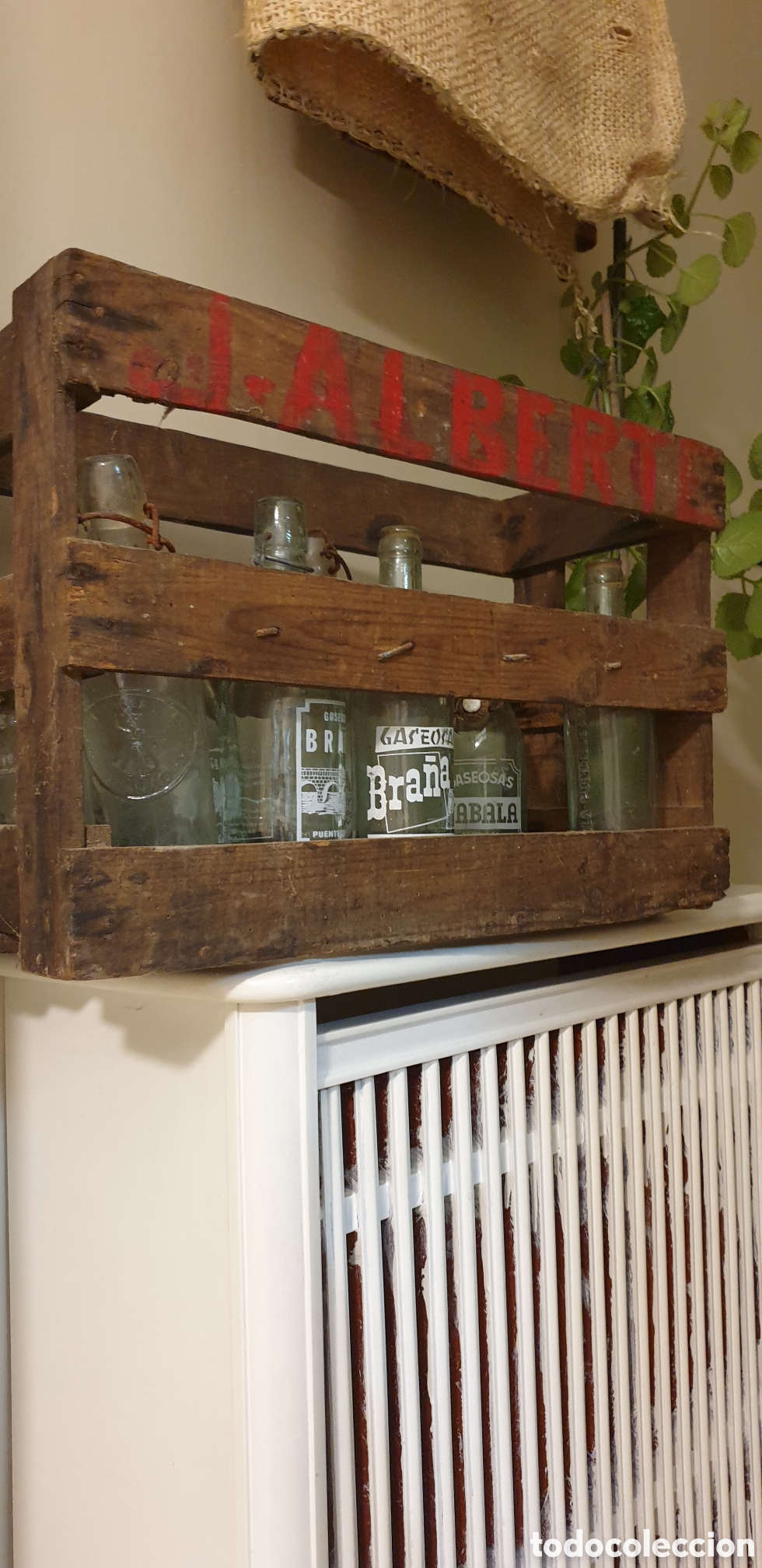 Antig&uuml;edades: Antigua caja de madera con botellas - Foto 1